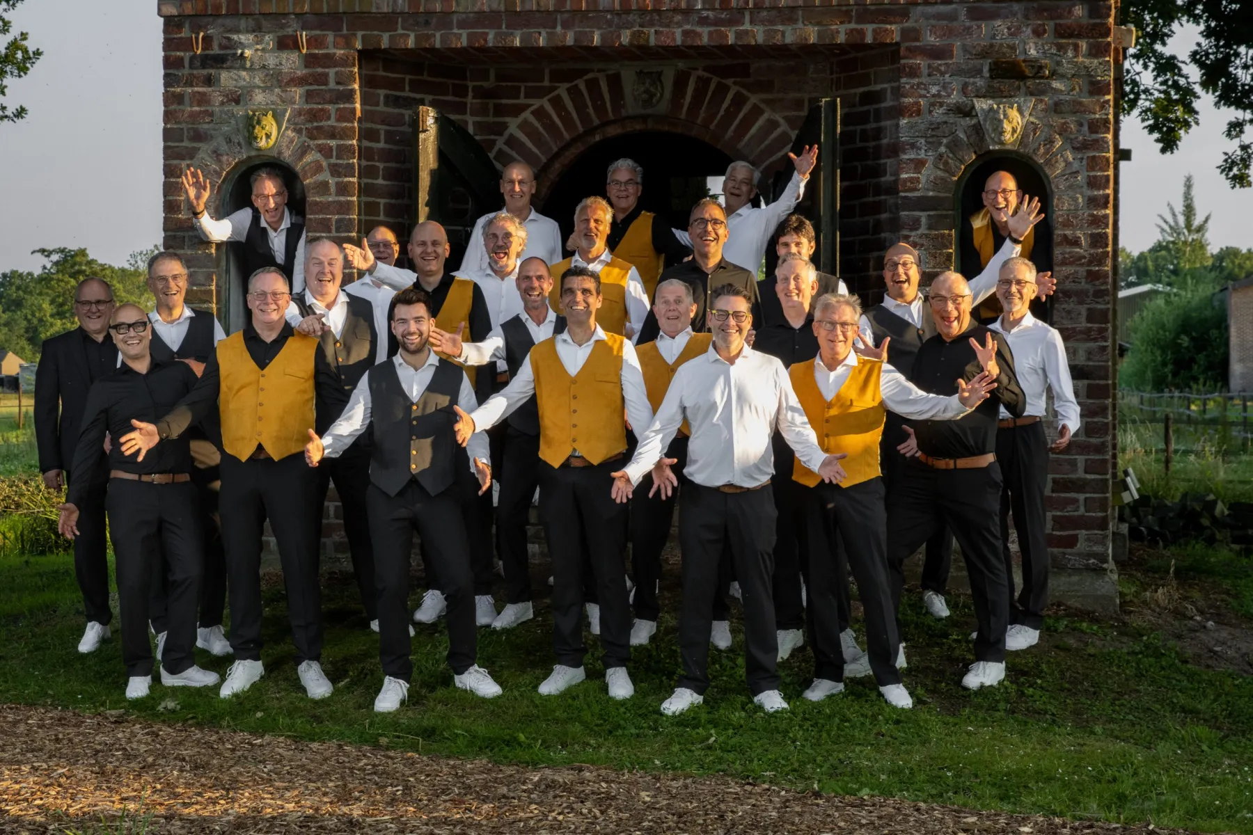 Complete koorfoto van Mannenkoor Manoeuvre